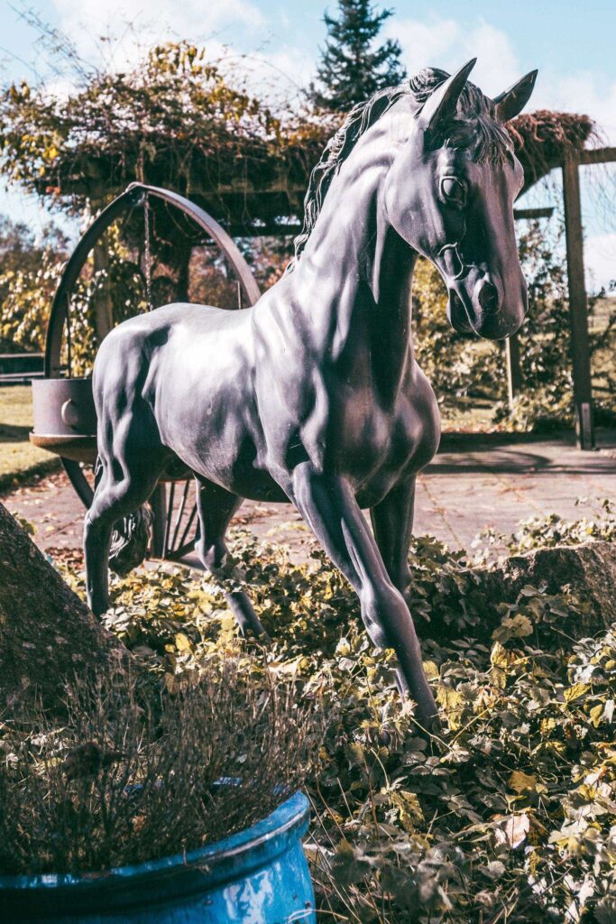 Pferdestatue im Garten