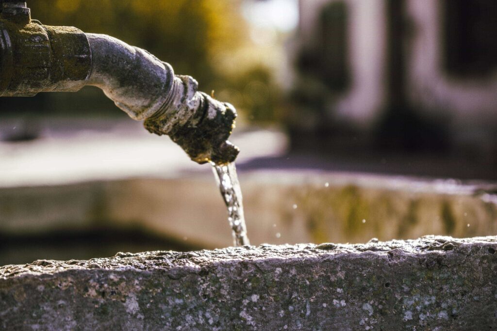 Zoom auf Brunnen und laufendes Wasser